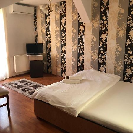 Pension Rozeclas Oradea Buitenkant foto