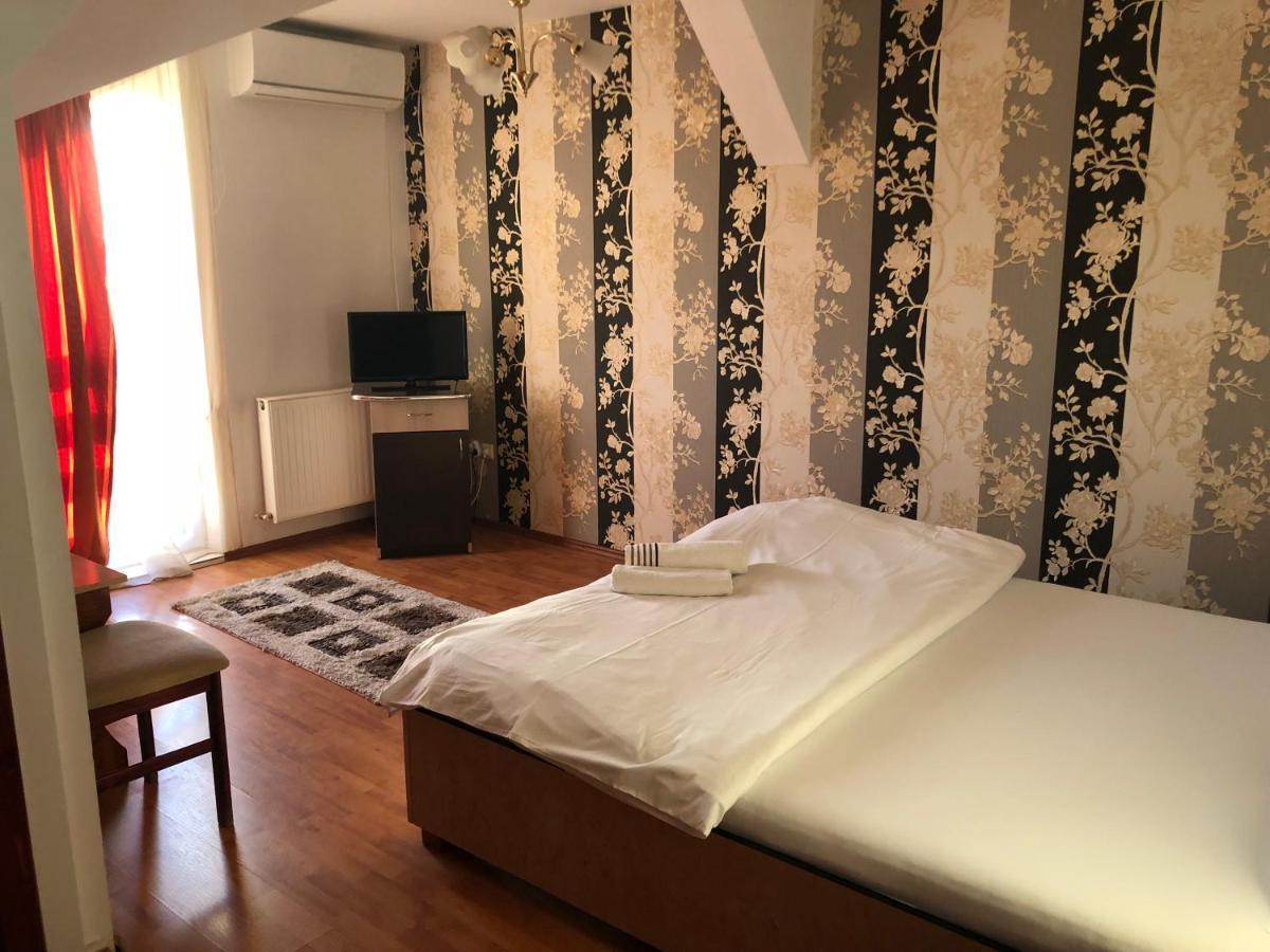 Pension Rozeclas Oradea Buitenkant foto