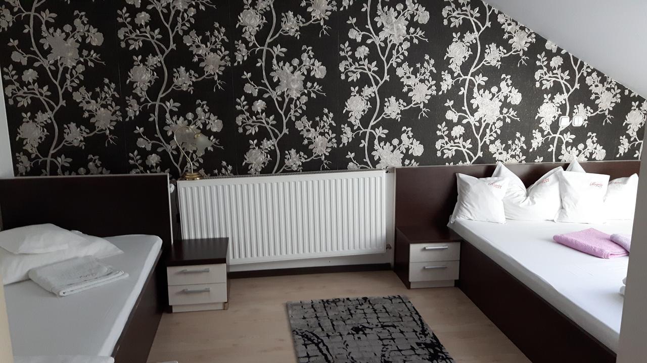 Pension Rozeclas Oradea Buitenkant foto