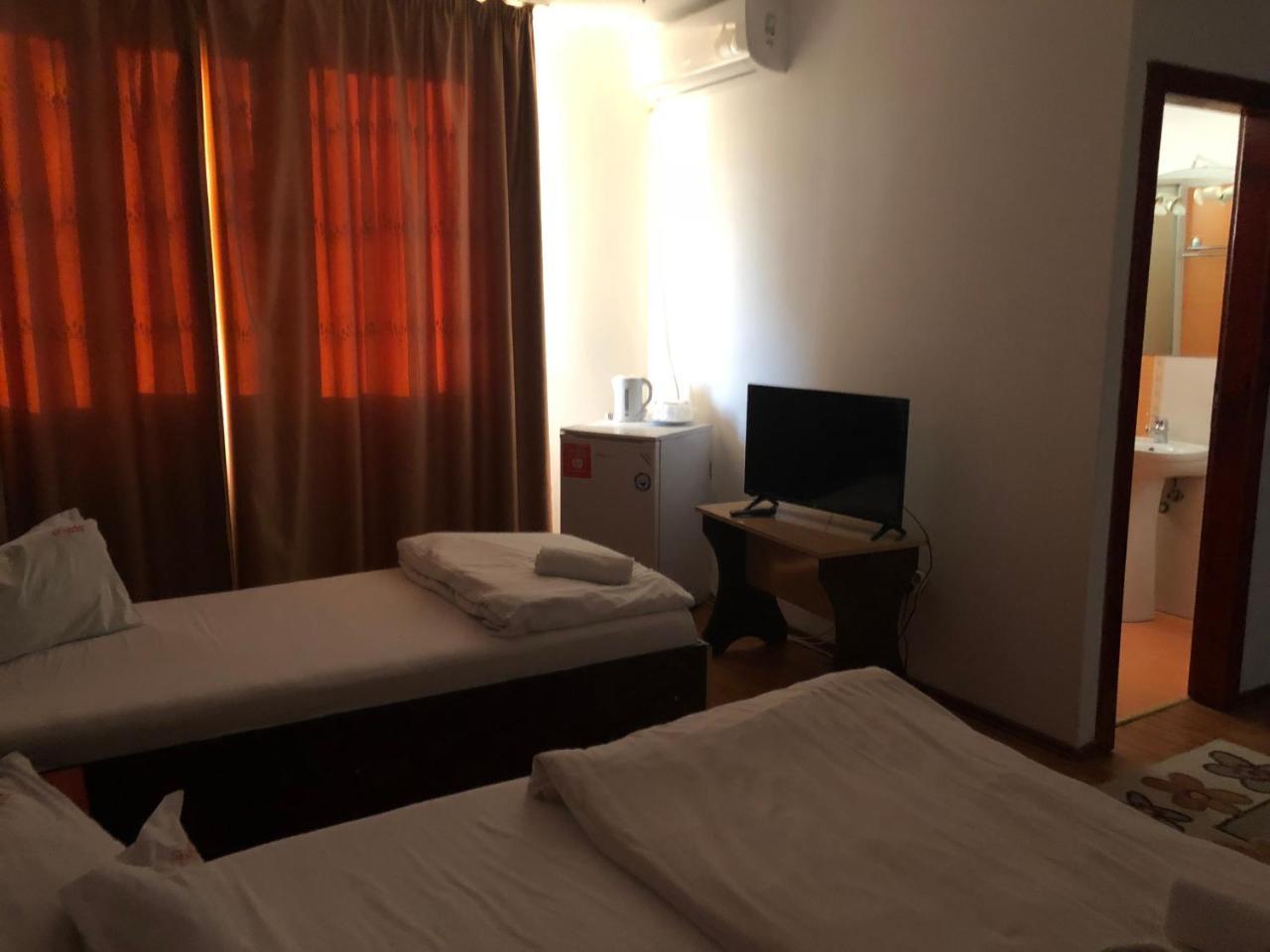 Pension Rozeclas Oradea Buitenkant foto