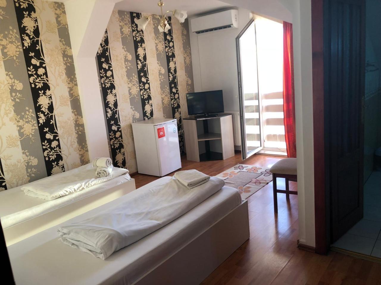 Pension Rozeclas Oradea Buitenkant foto