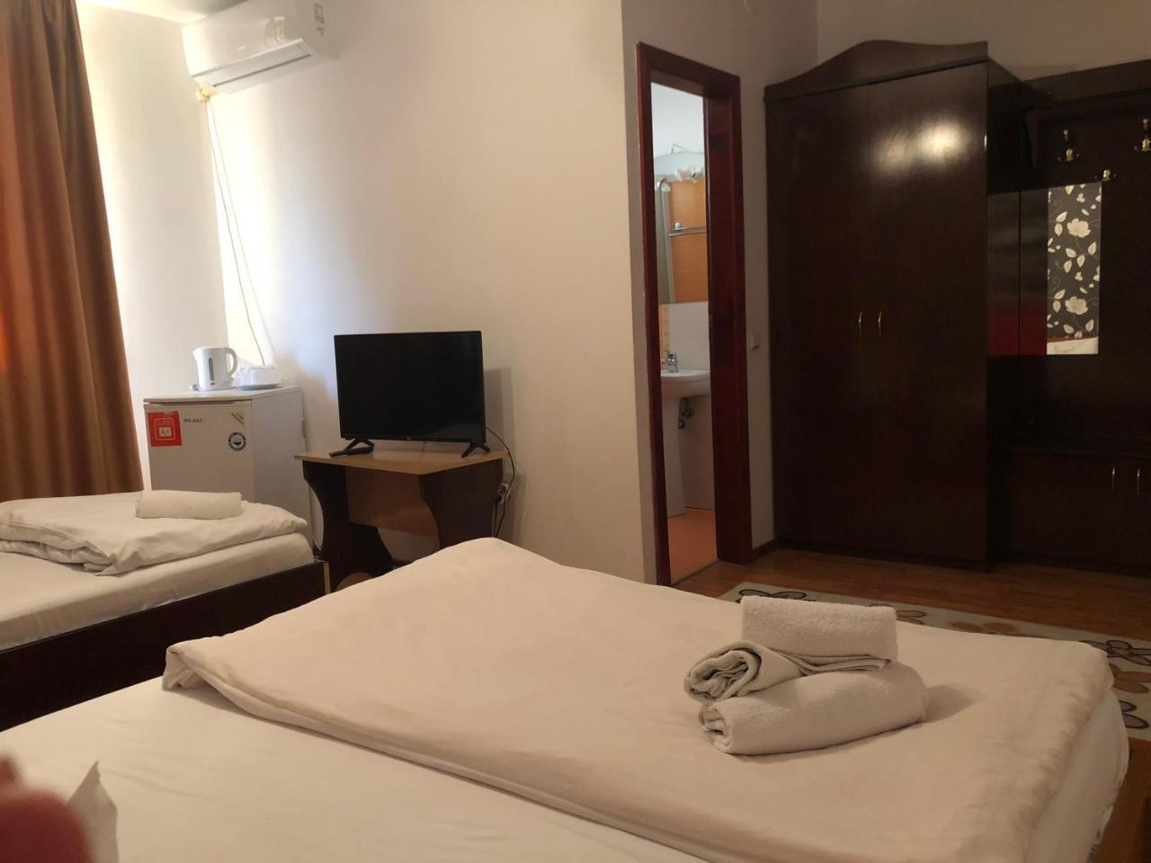 Pension Rozeclas Oradea Buitenkant foto