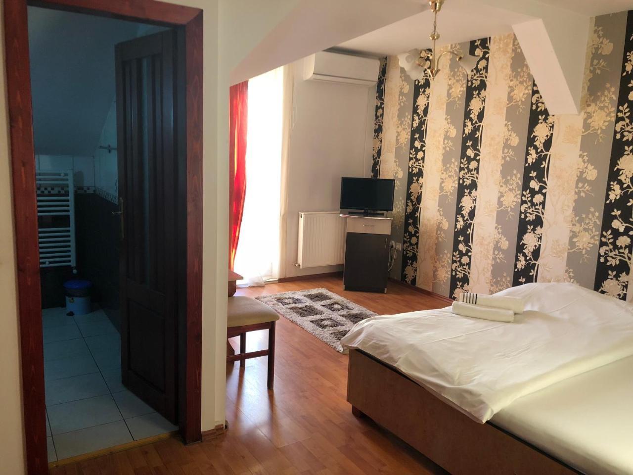 Pension Rozeclas Oradea Buitenkant foto