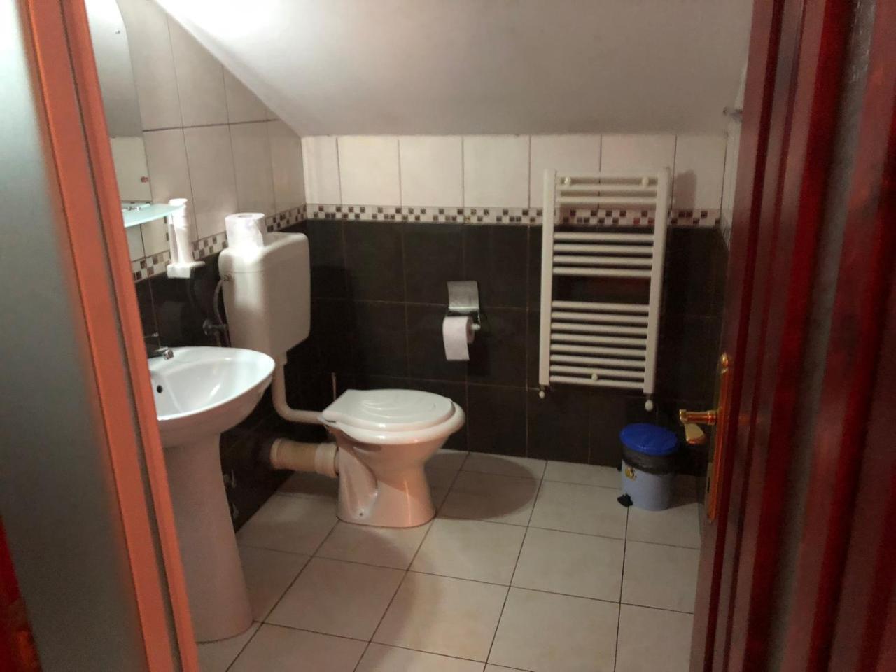 Pension Rozeclas Oradea Buitenkant foto