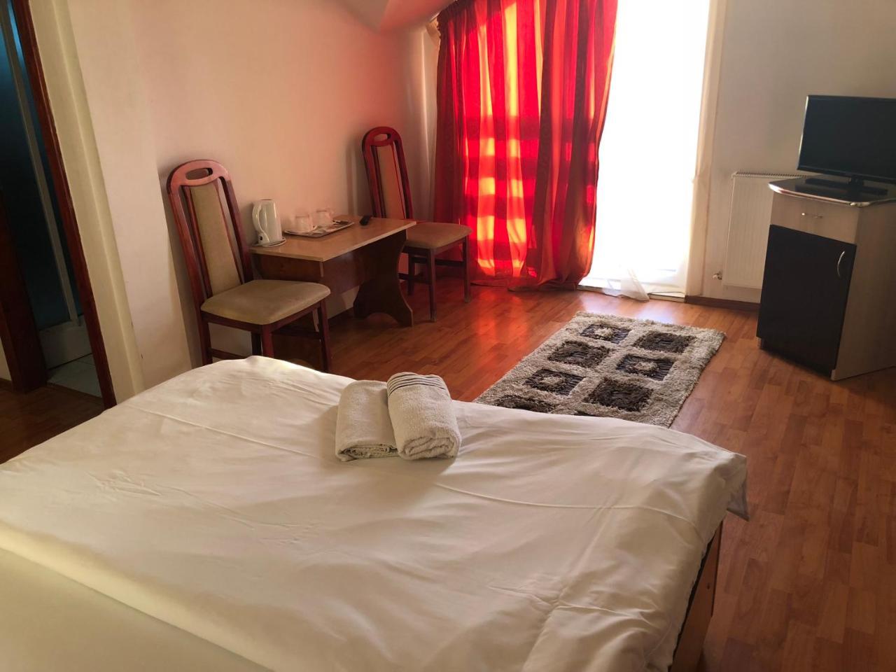 Pension Rozeclas Oradea Buitenkant foto