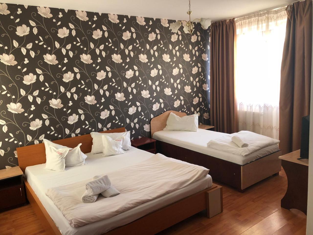 Pension Rozeclas Oradea Buitenkant foto